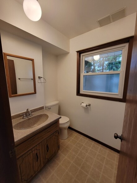 Building Photo - 1049 S Imperial Dr