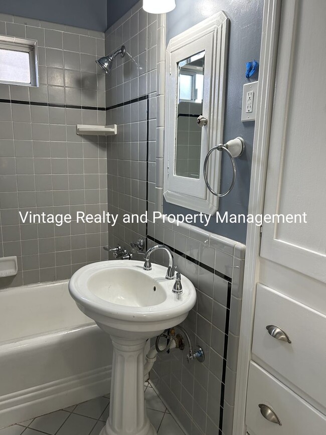 Building Photo - Updated 2 Bedroom Classic Home That's Ready To Go!!!