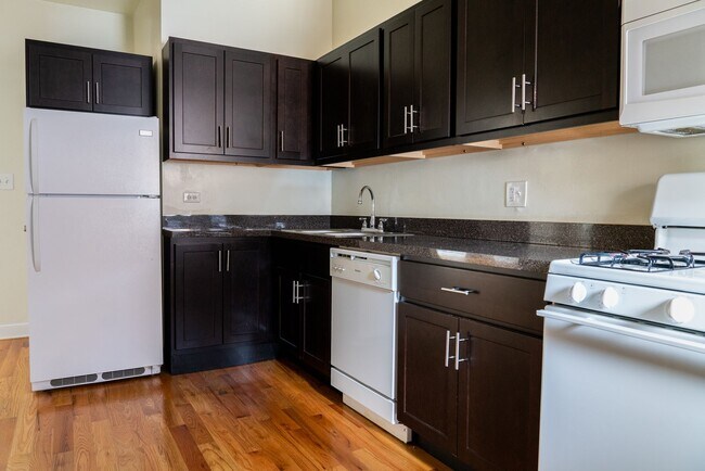 Building Photo - Uptown - 2 Bed / 1 Bath - In-Unit Laundry