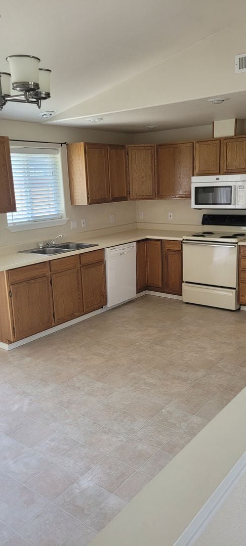 Building Photo - Cozy home on large lot w/fenced backyard