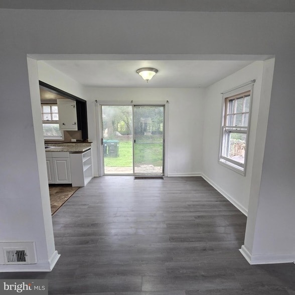 Building Photo - 21676 N Essex Dr