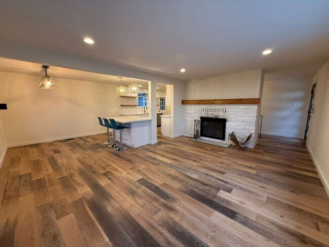 Building Photo - Stunning 4 Bed 3 Bathroom Home!