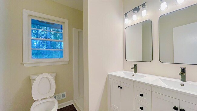 Building Photo - 2744 Fairlane Dr SE