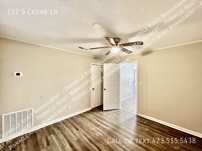Building Photo - 152 S Cedar Ln