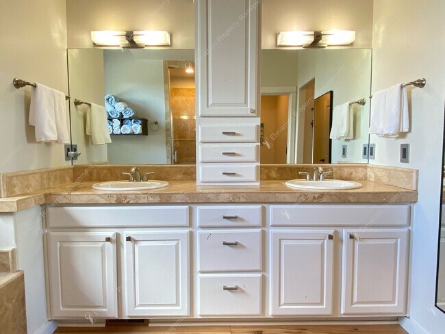 Building Photo - Stunning High-End Home on the 17th Hole at...