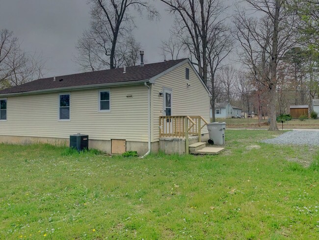 Building Photo - RENOVATED RACHED WITH YARD