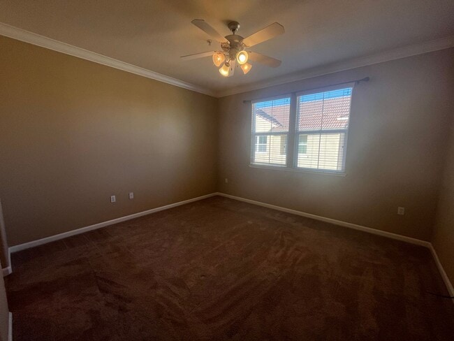 Building Photo - Spacious 3bed 2.5 bath available in Regency Park