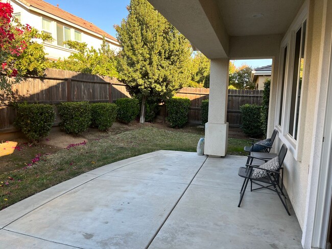 Building Photo - Newer 3 bedroom/2 bath home with 2-car garage