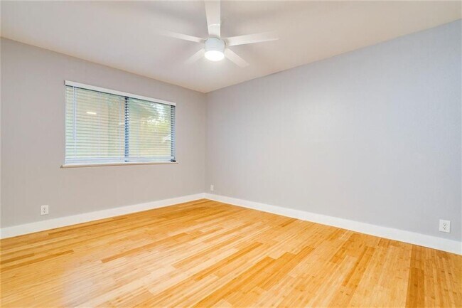 Building Photo - 3006 Lakeside Dr