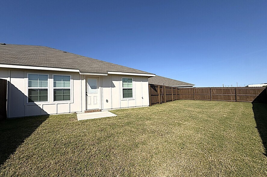 Building Photo - 1234 Lexington Dr