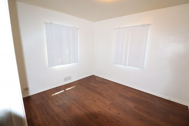 Building Photo - 3 Bedroom 2 Bathroom