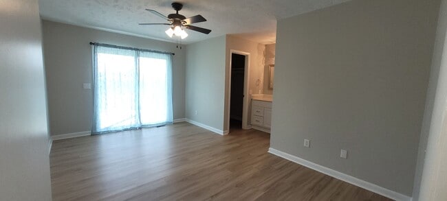 Building Photo - Clean 3 bedrooms, 2 baths, single garage w/remote control, and fenced yard!!