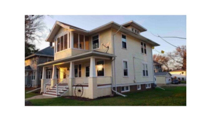 Front with beautiful porch - 416 E Maple St