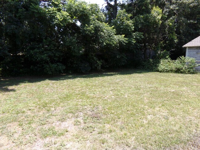 Building Photo - Charming Three Bedroom Home- Newly remodled Kitchen