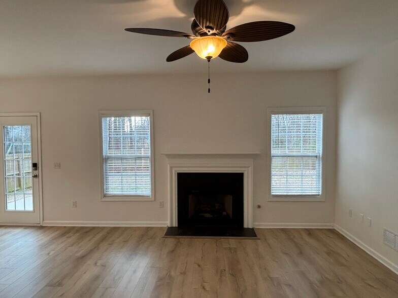 Building Photo - 27 Farm Brook Way