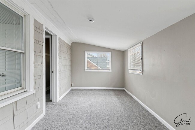Building Photo - $1500 Large 3 bedroom home