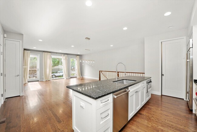 Building Photo - 2755 N Lakewood Ave