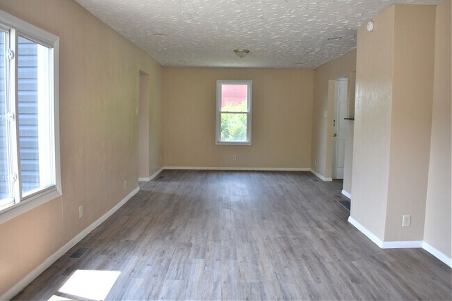 Building Photo - LEASE PENDING AS OF 05/06/2025: Lovely 3 b...