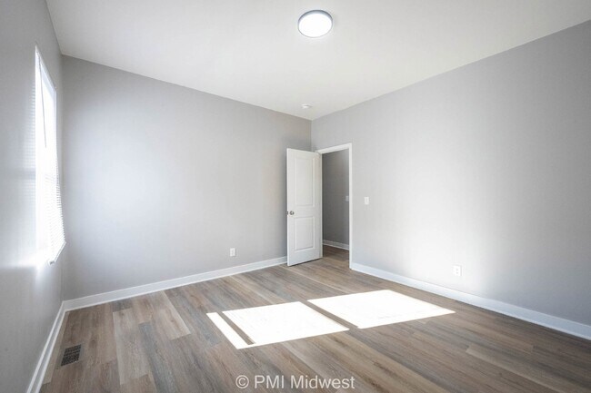Building Photo - "Spacious 3-Bedroom Duplex with Granite Charm in Indianapolis – 1250 Sq Ft of Modern Living!"