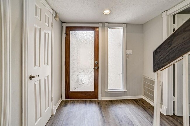 Building Photo - 3310 Meadway Dr