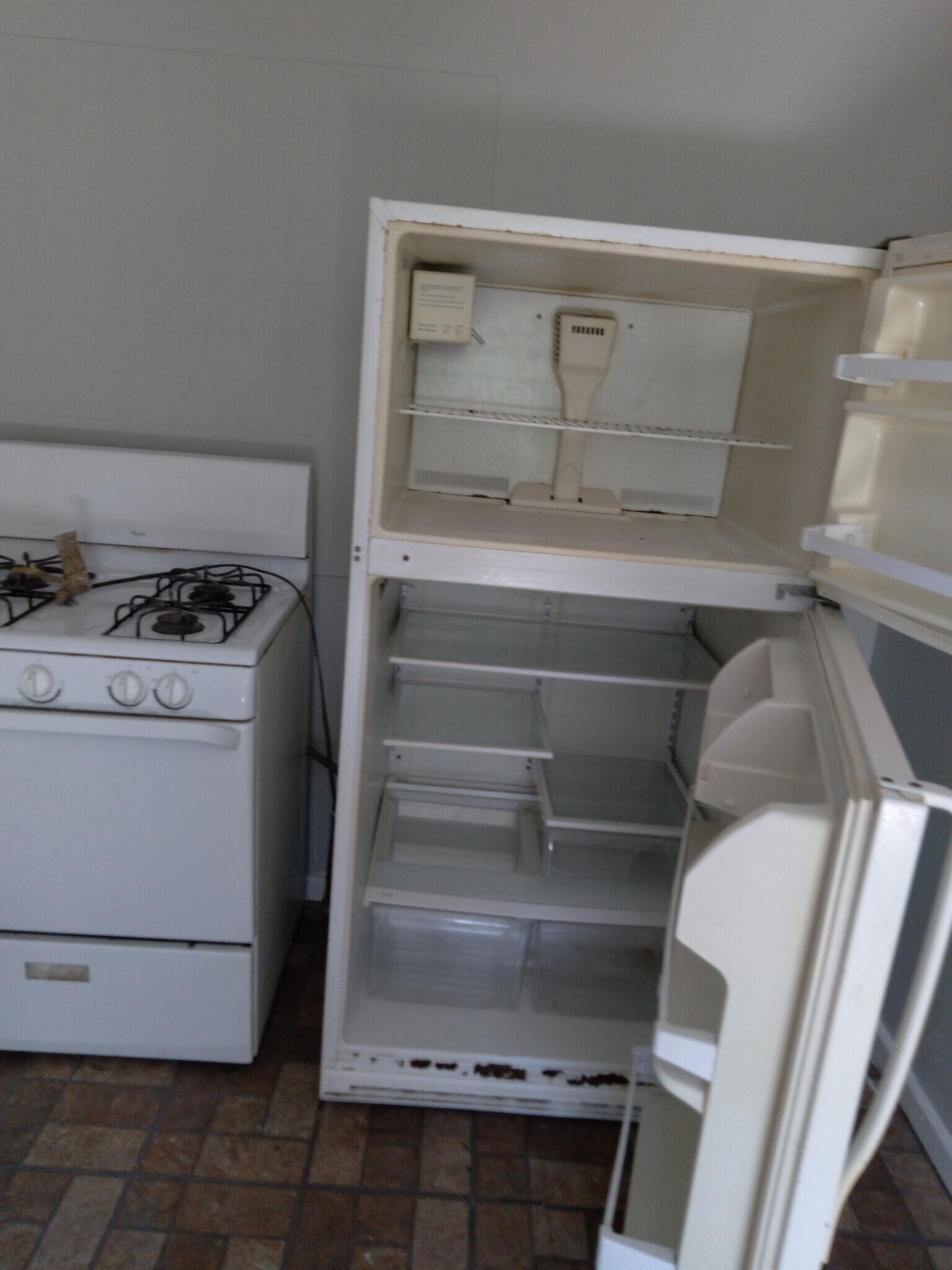 Kitchen Stove & Fridge - 2818 S Grove St