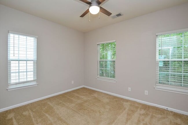 Building Photo - 2-bedroom end-unit w/ Bonus room!