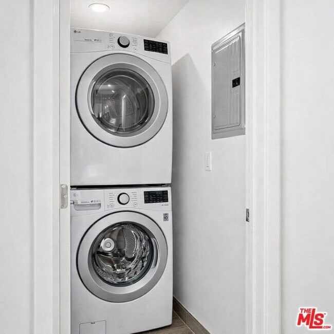 Building Photo - 2115 Beachwood Terrace