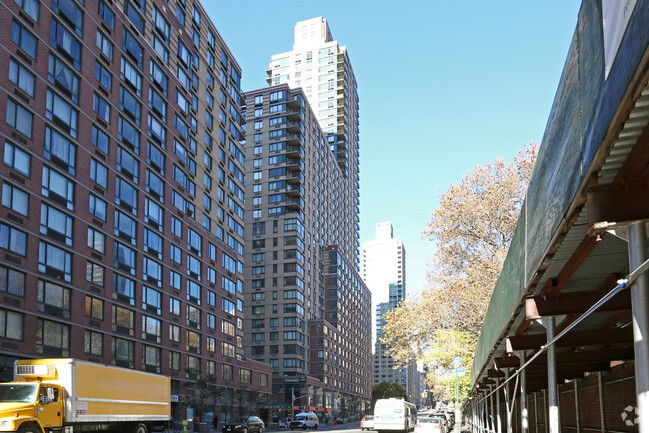 Building Photo - West End Towers