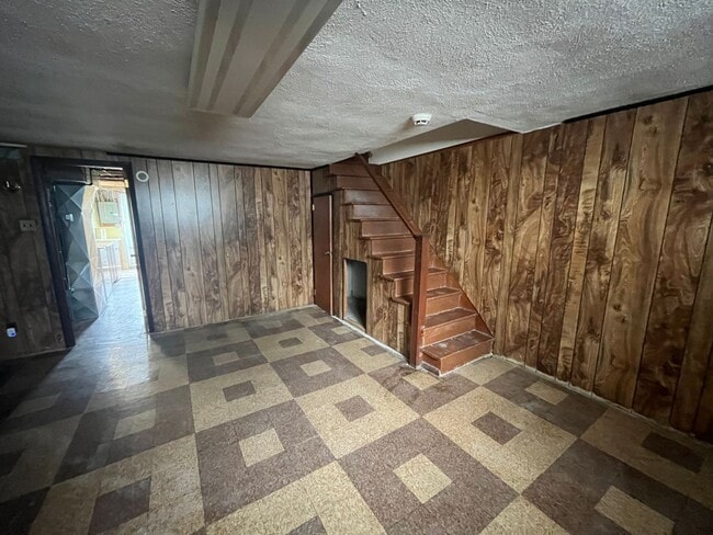 Building Photo - 3 bed room 1.5 bath