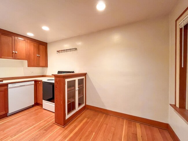 Building Photo - Charming 1bd/1bth U-District Condo, $1,550...