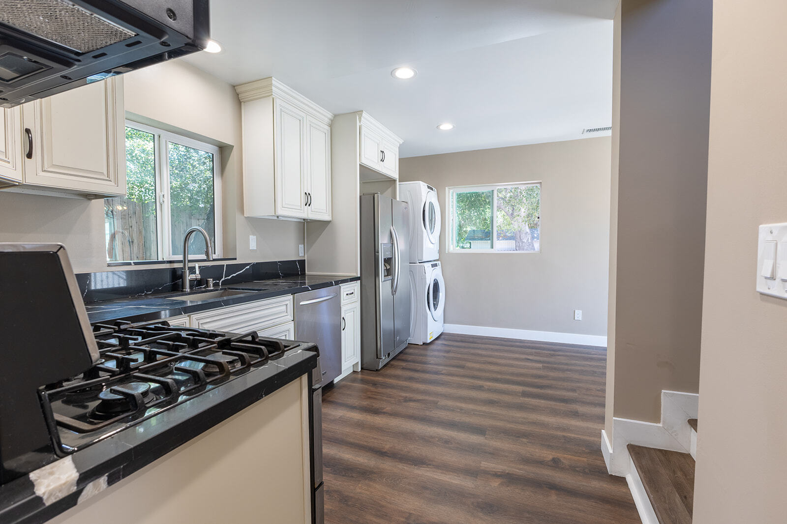 Kitchen with appliances - 8424 Grenoble St