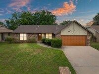 Building Photo - 3 Bed | 2 Bath near Downtown Tulsa!