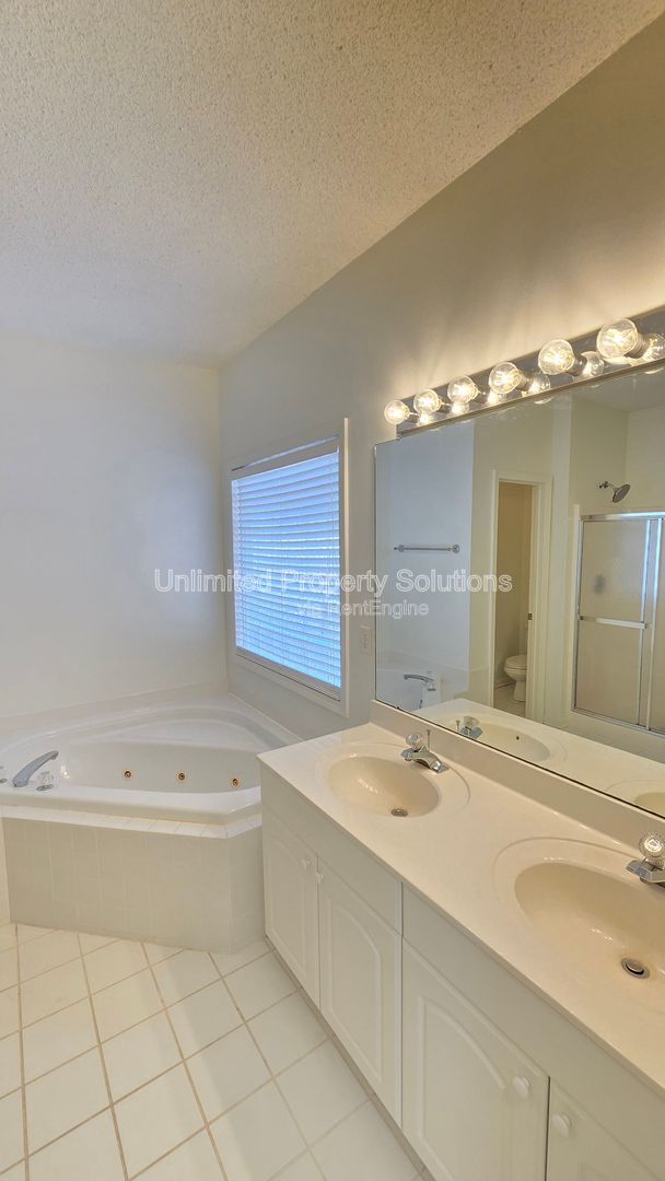 Building Photo - 426 Lansdowne Rd