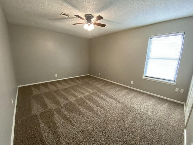 Building Photo - One Story, Union schools, New Paint and Carpet.