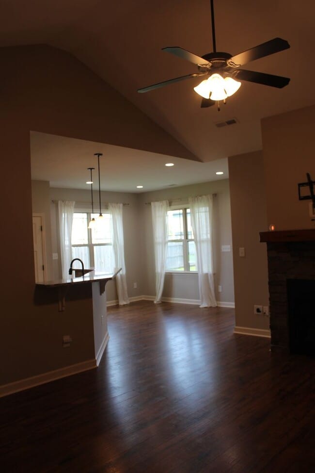 Building Photo - 3 Bed/2 Bath Home - Desirable Planter's Ridge Subdivision/CBA Schools