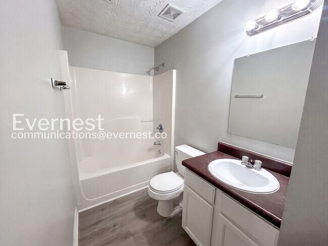 Building Photo - Limited Time Special Offer / 3 Bed, 2 Bath Home with Garage / Pet-Friendly / Available Now!