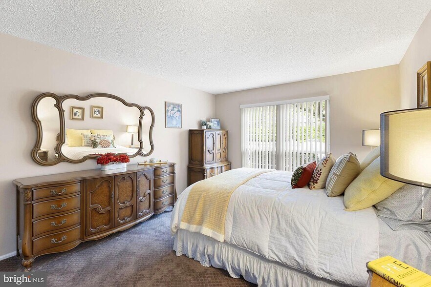 Building Photo - 14 Cheverny Ct