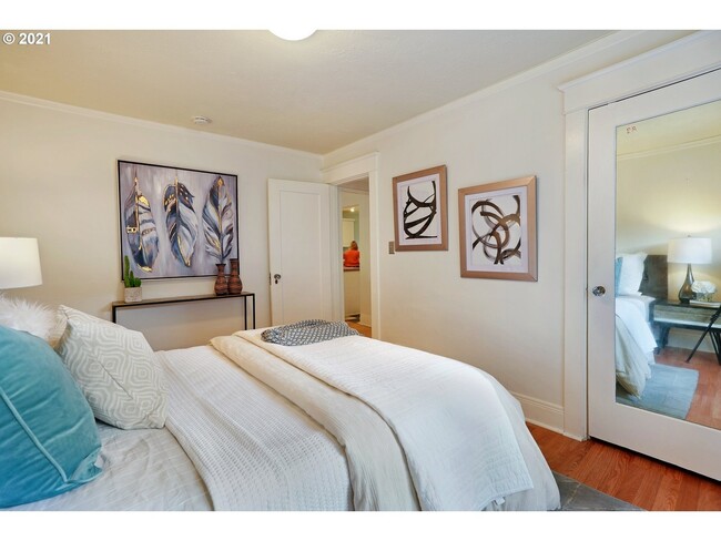 Building Photo - 3298 NE Alameda St