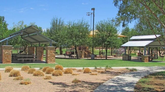 Building Photo - Circle Cross