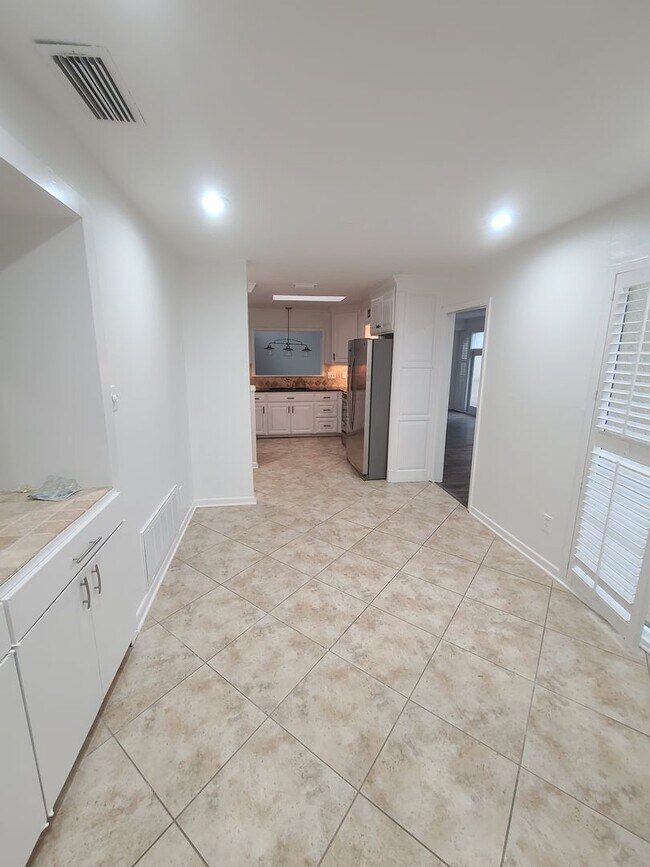 Building Photo - 3/2.5/2 with 2 Living Areas on Crossing Creeks Country Club