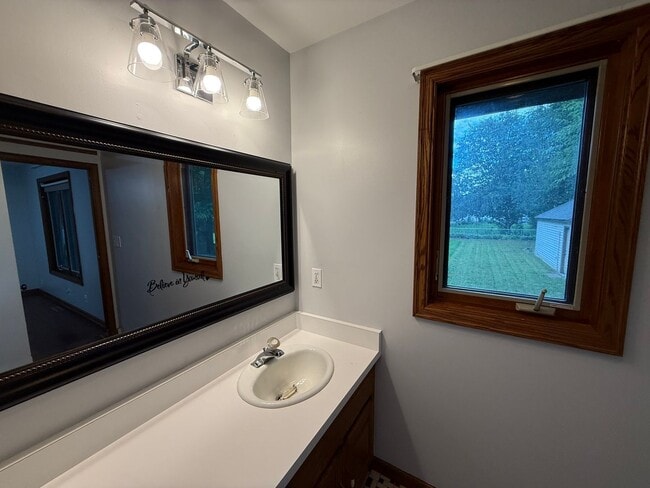 Building Photo - Bloomington 4 Bed 3 Bath SF Home available...