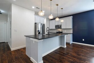 Building Photo - 800 S Welch St