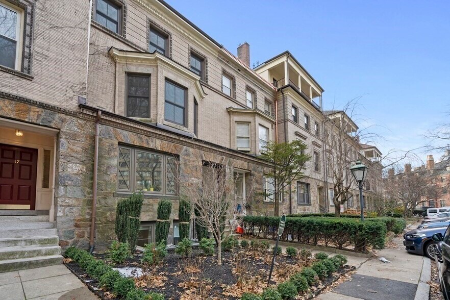 Building Photo - 15 Regent Cir