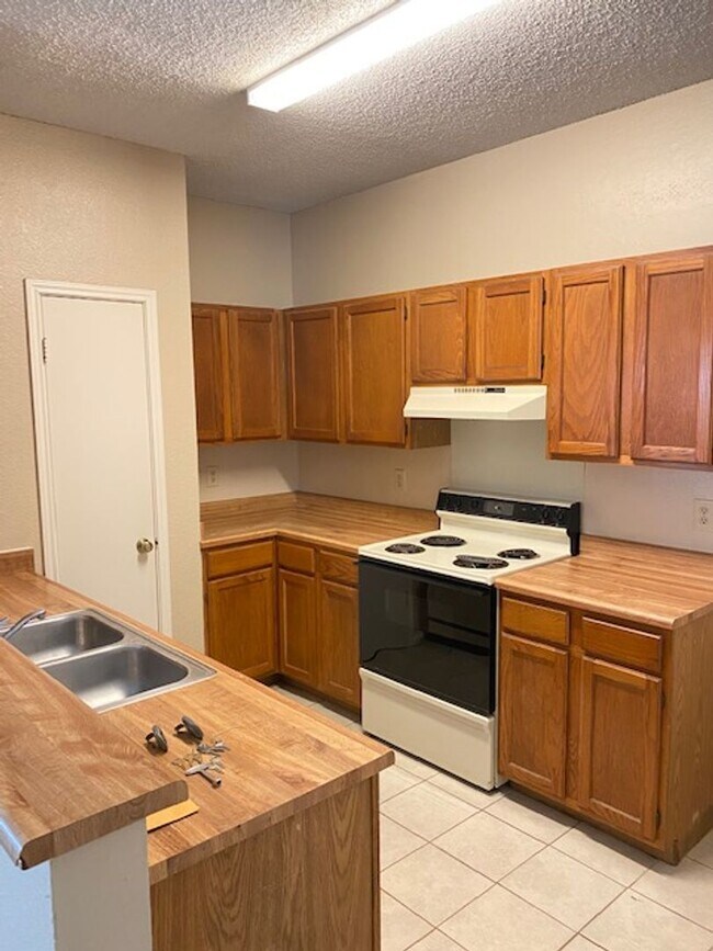 Building Photo - COMING SOON! Stoneridge Duplex Well-Maintained 3 Bedroom