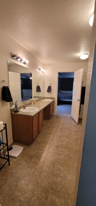 Building Photo - 9565 Castle Oaks Dr