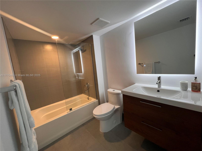 Building Photo - 1155 Brickell Bay Dr