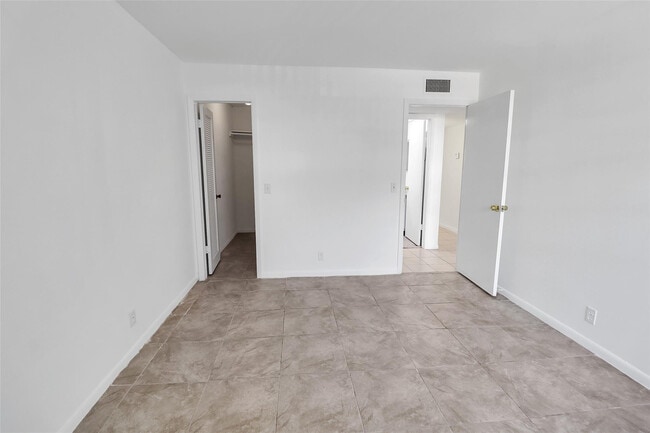 Building Photo - 580 Normandy Ln