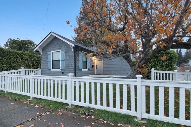 Building Photo - 721 N Stevens St