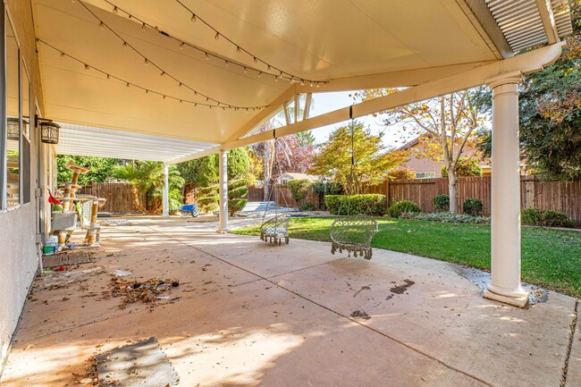 Building Photo - Spacious 4 bedroom home with SOLAR Panels ...