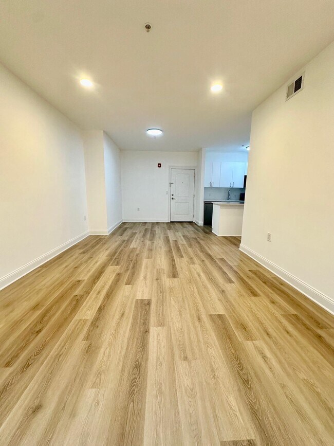 Building Photo - 5 Monitor St